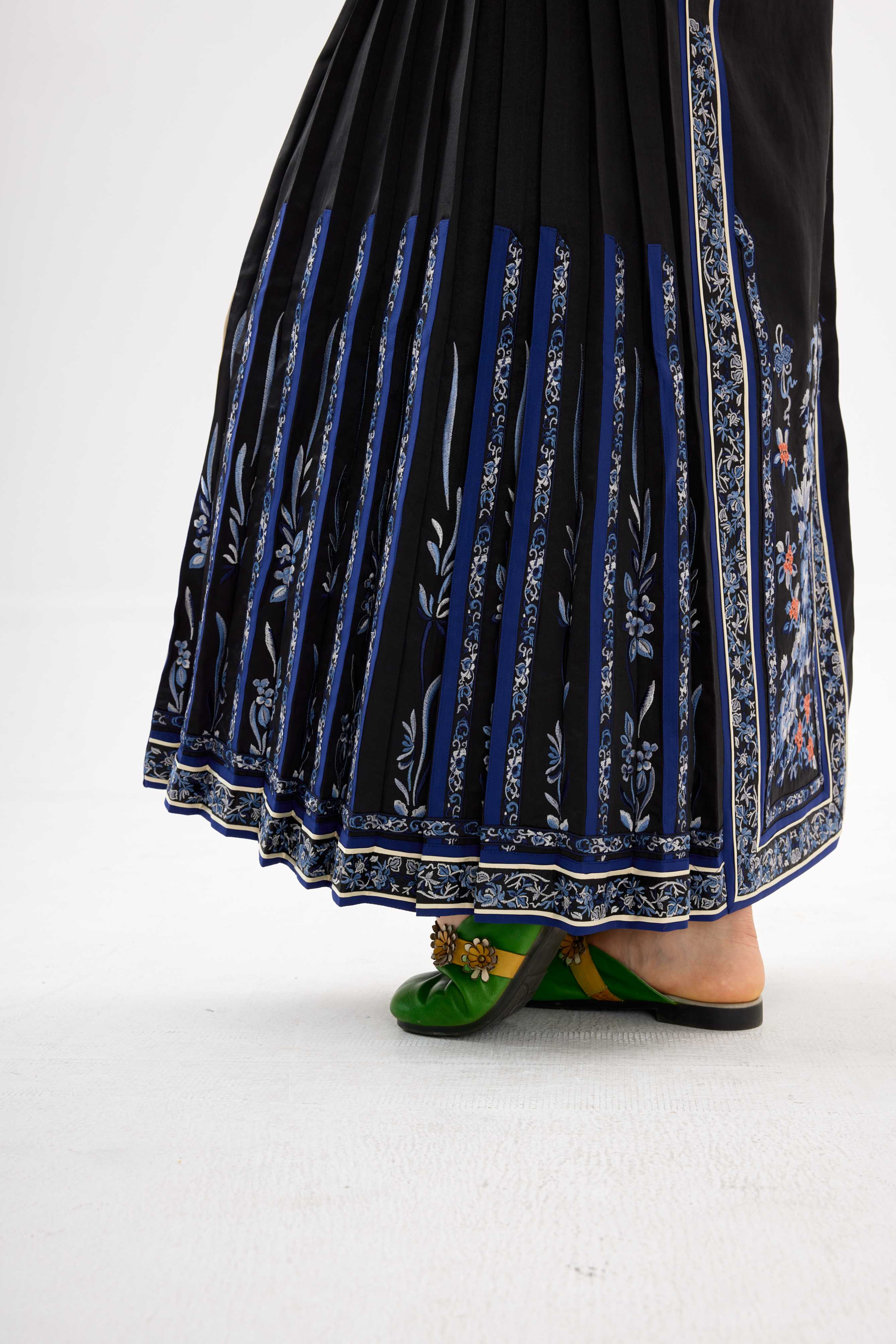 Heavy embroidery│Horse face skirt